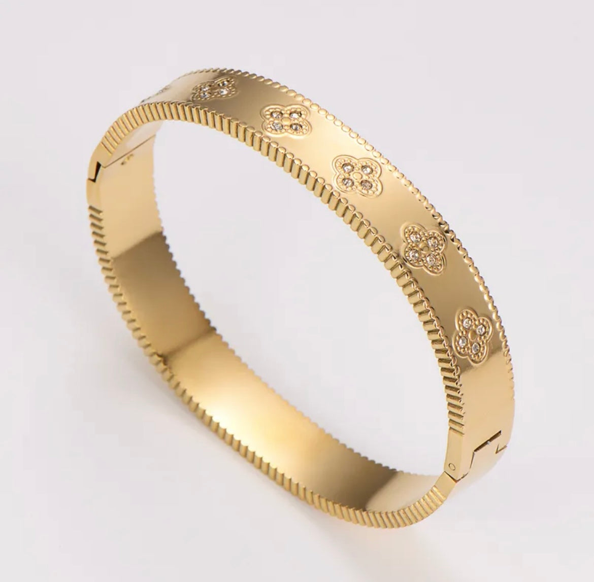 Manifest Luck - Clover Bangle