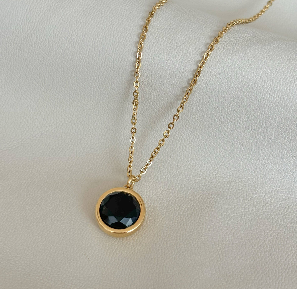 GOLD BLACK STONE PENDANT NECKLACE