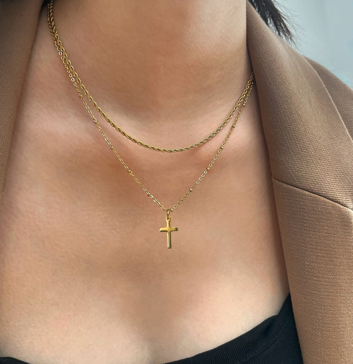 ROSA GOLD DAINTY CROSS PENDANT NECKLACE