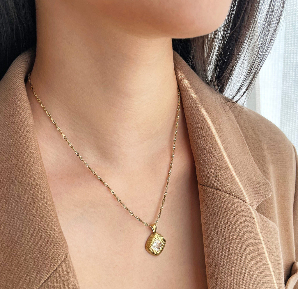 NORA GOLD DIAMOND SHAPED PENDANT NECKLACE