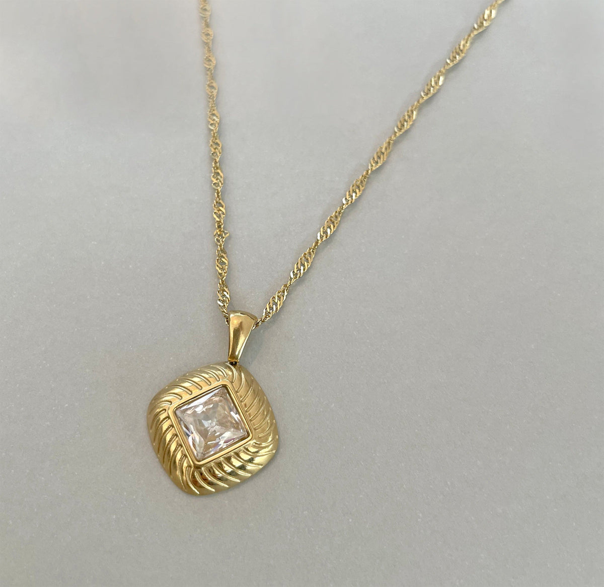 NORA GOLD DIAMOND SHAPED PENDANT NECKLACE