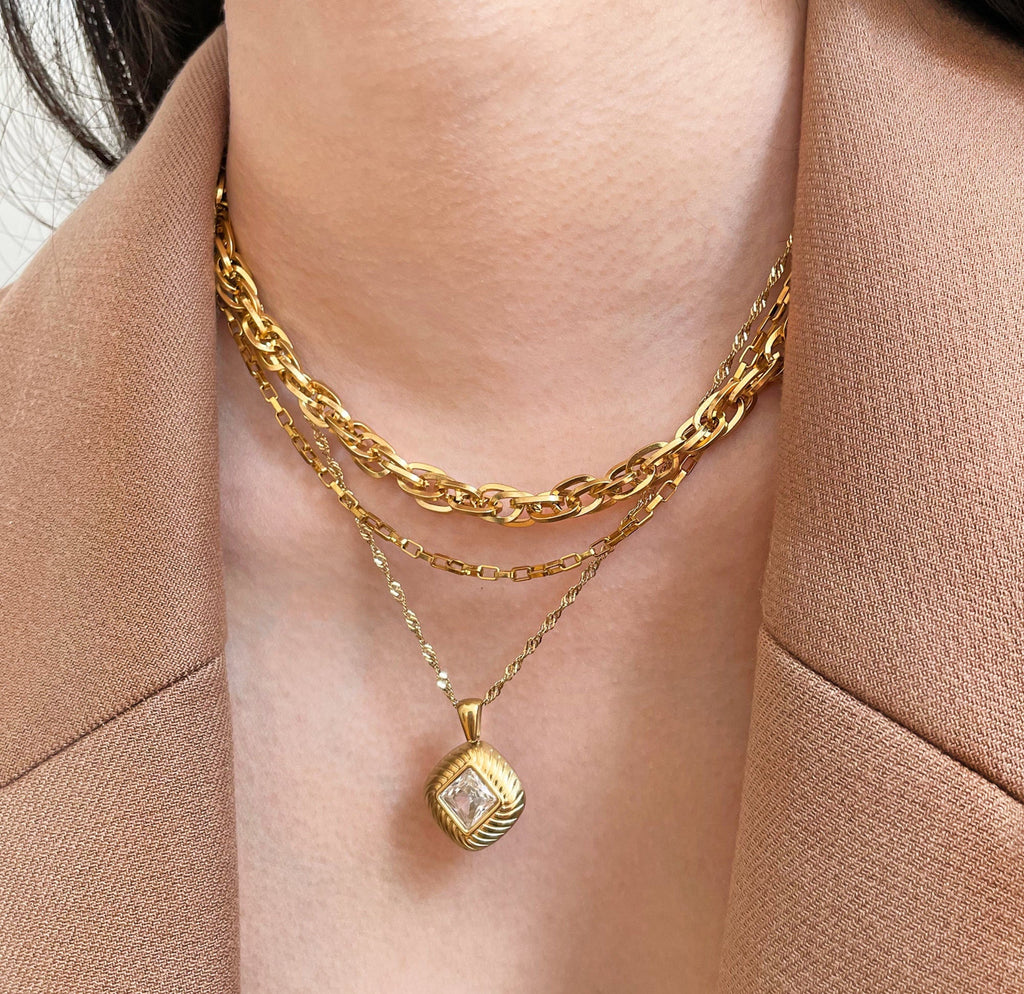 NORA GOLD DIAMOND SHAPED PENDANT NECKLACE