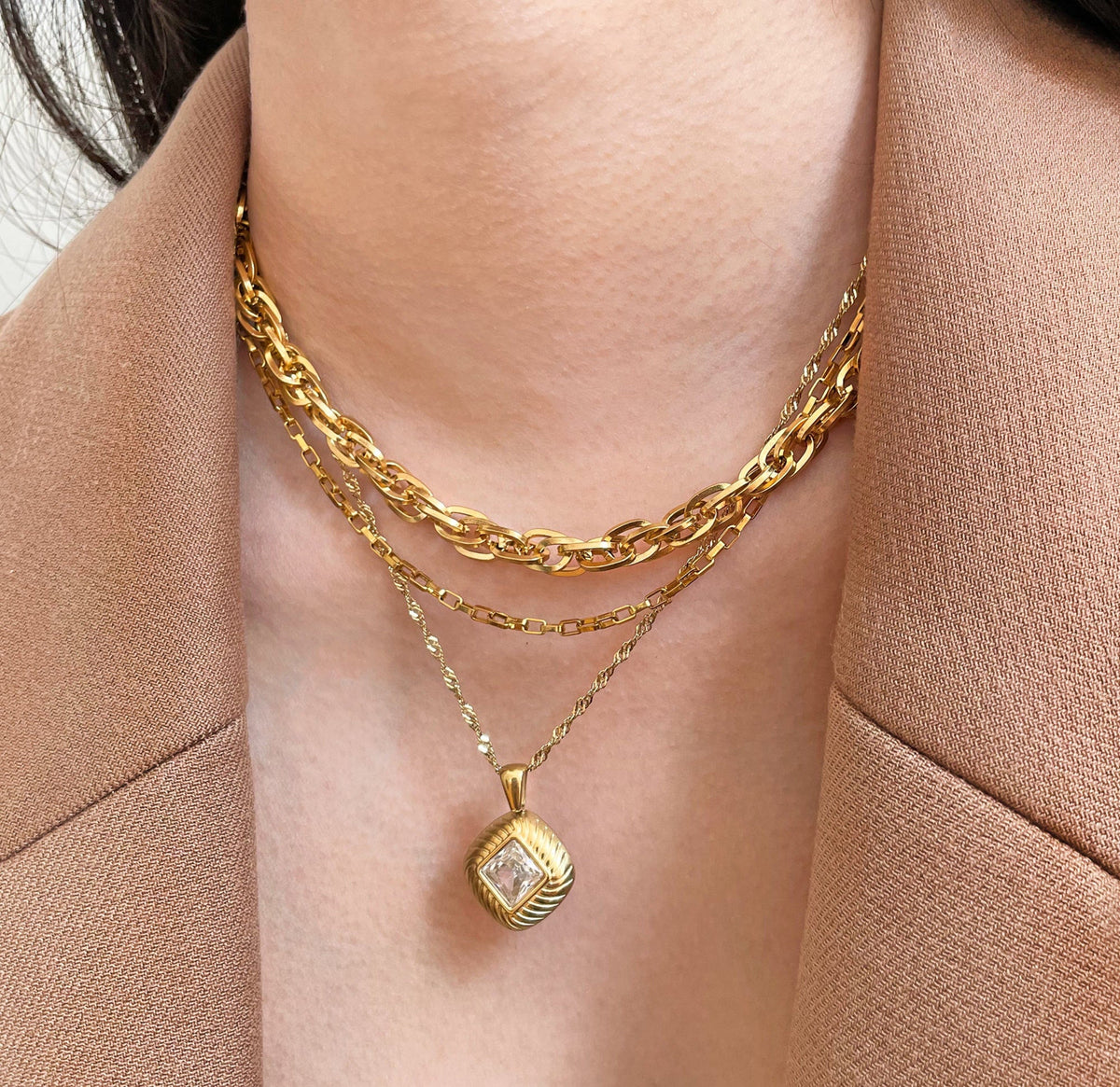 NORA GOLD DIAMOND SHAPED PENDANT NECKLACE