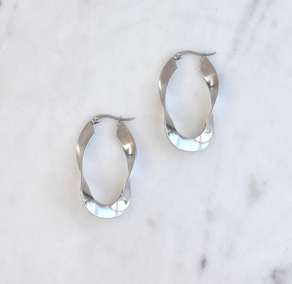 PERLA SILVER TWIST HOOP EARRINGS