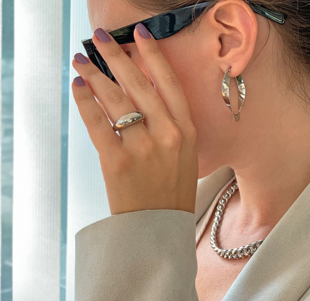 PERLA SILVER TWIST HOOP EARRINGS