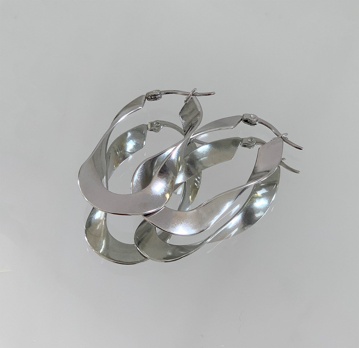 PERLA SILVER TWIST HOOP EARRINGS