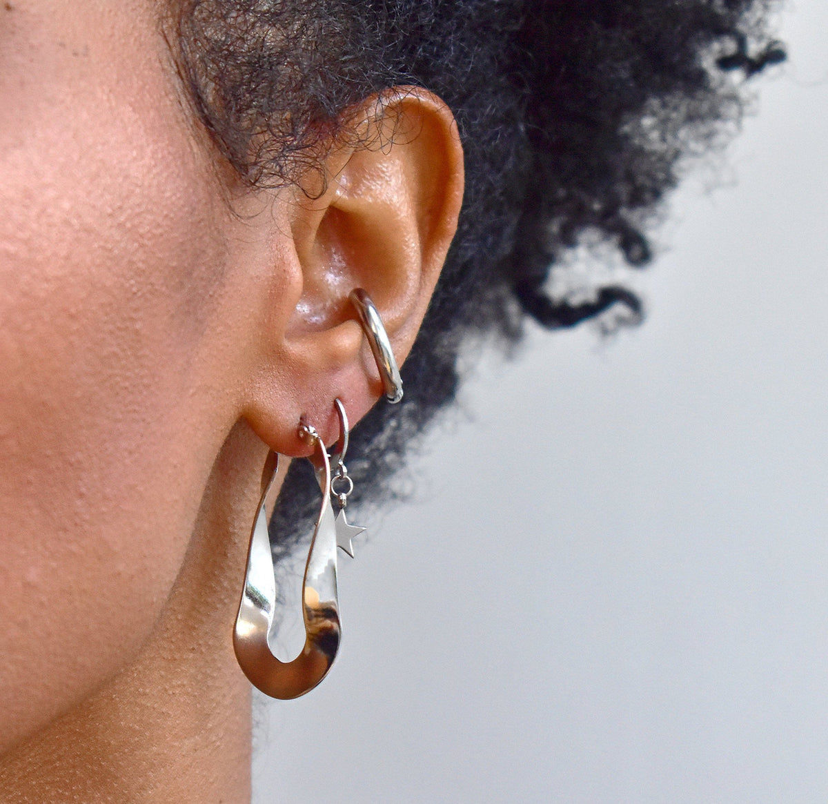 PERLA SILVER TWIST HOOP EARRINGS