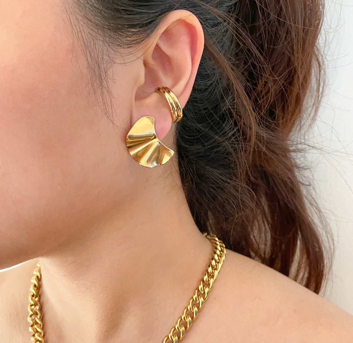 JACQUELINE GOLD WAVY STUD EARRINGS