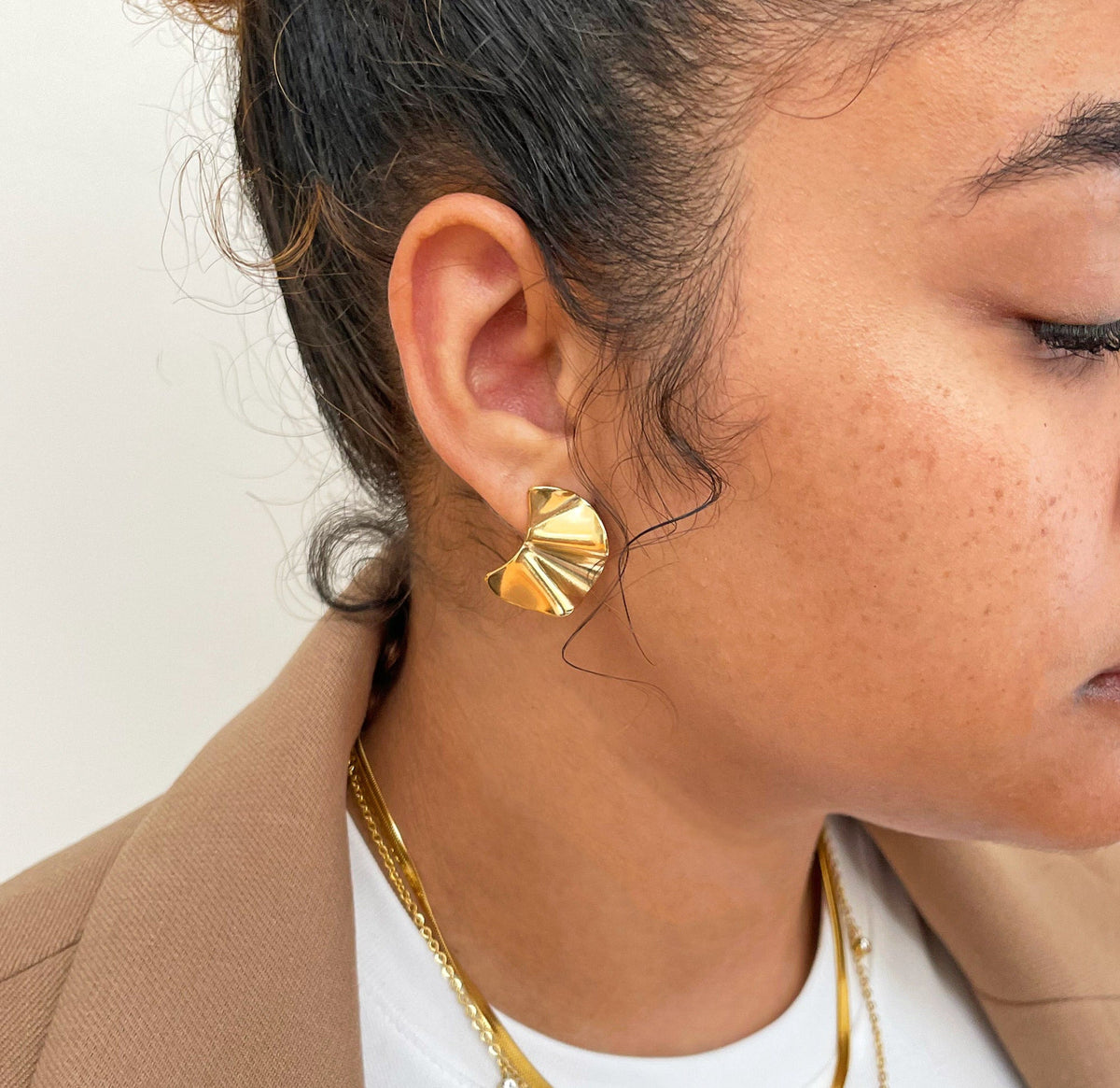JACQUELINE GOLD WAVY STUD EARRINGS