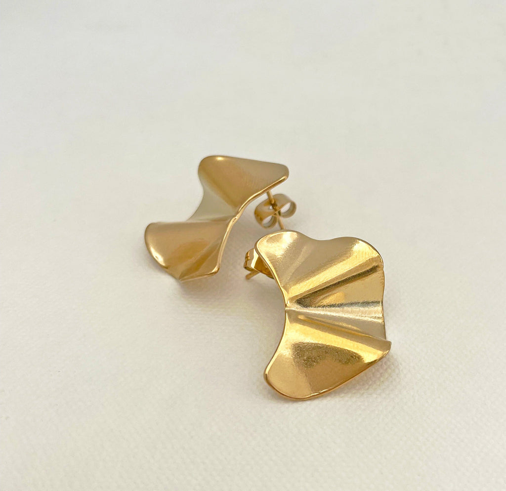 JACQUELINE GOLD WAVY STUD EARRINGS