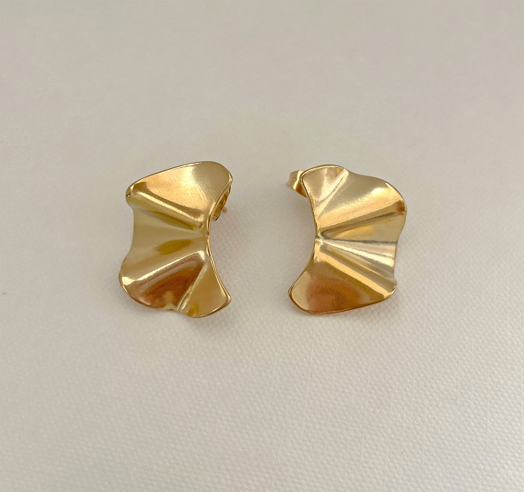 JACQUELINE GOLD WAVY STUD EARRINGS