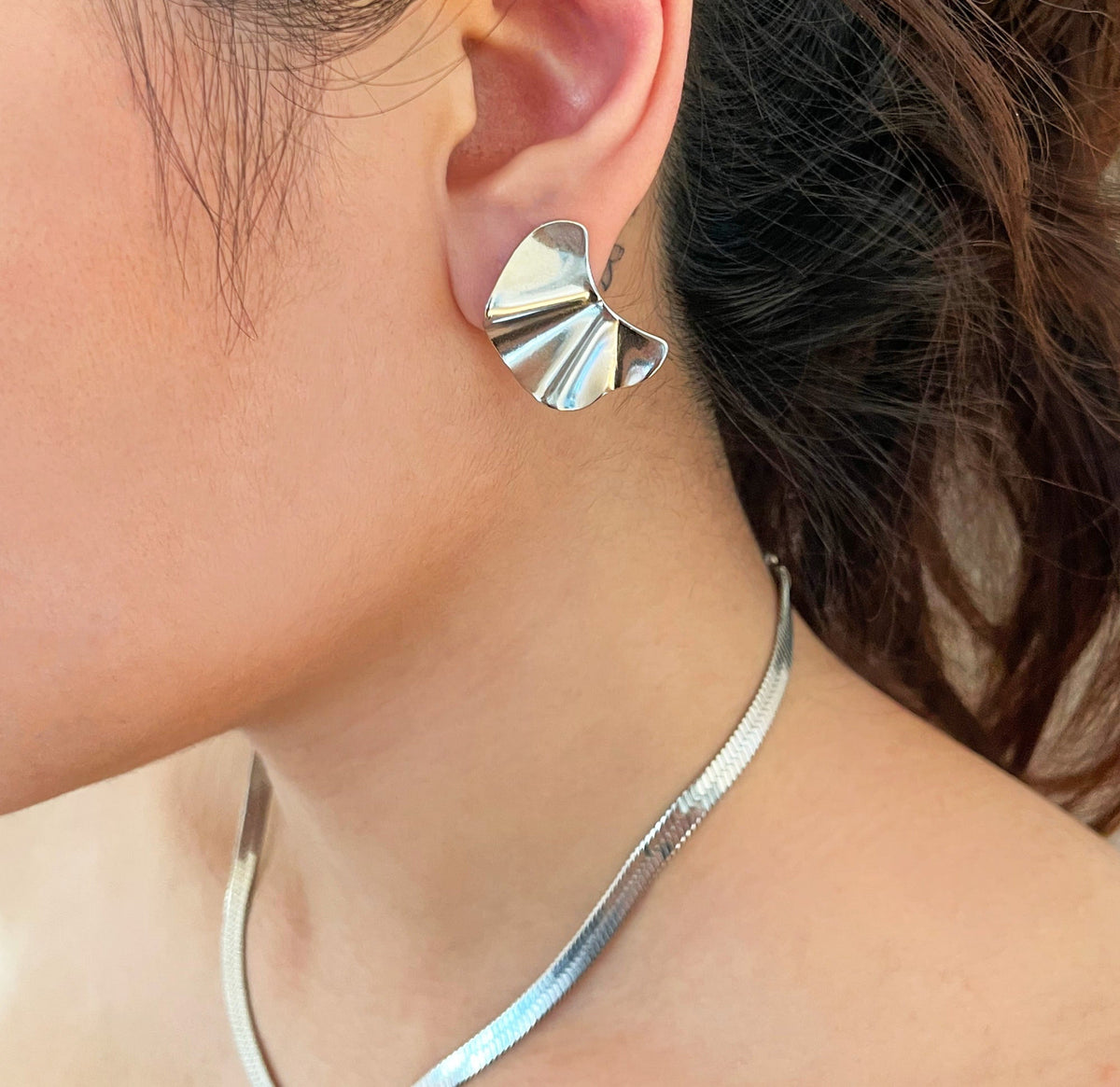 JACQUELINE SILVER WAVY STUD EARRINGS
