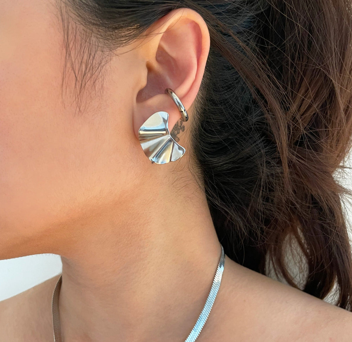 JACQUELINE SILVER WAVY STUD EARRINGS