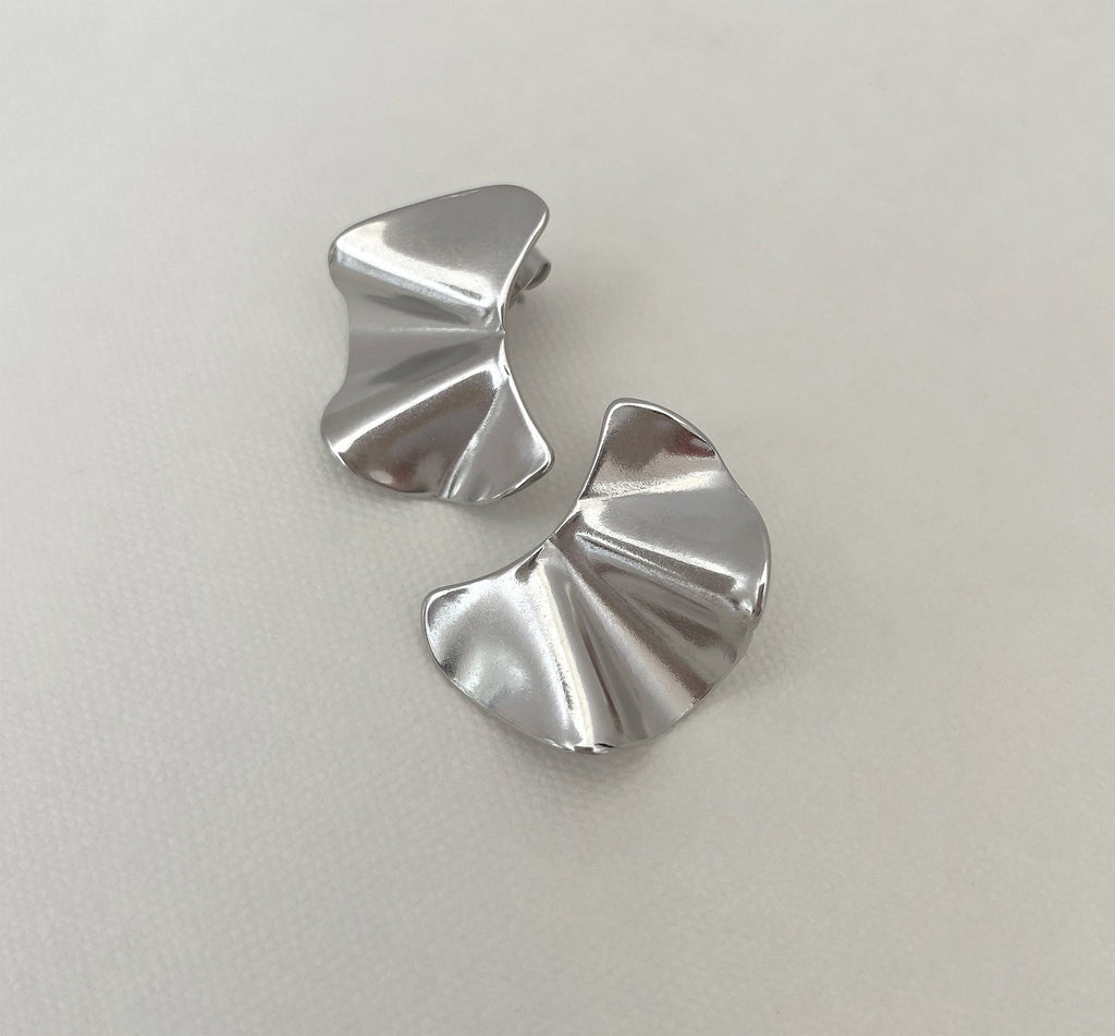 JACQUELINE SILVER WAVY STUD EARRINGS