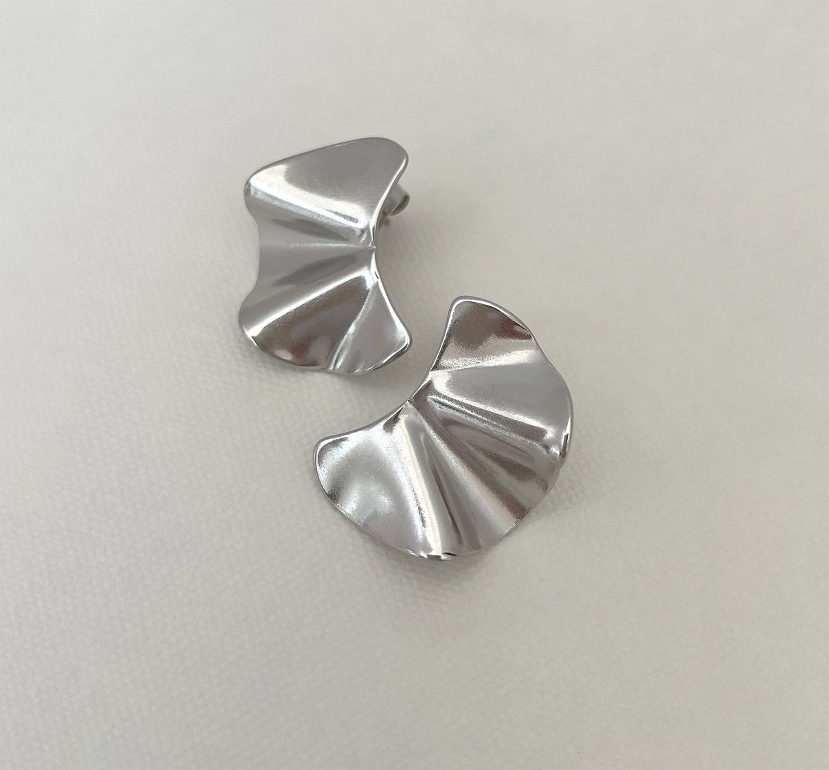 JACQUELINE SILVER WAVY STUD EARRINGS