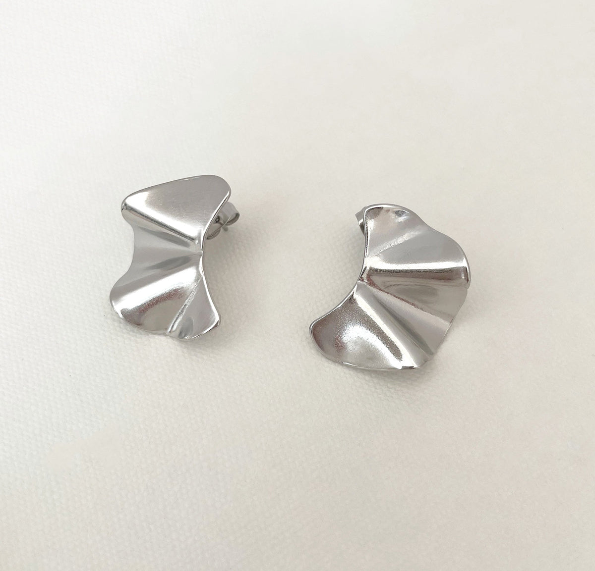 JACQUELINE SILVER WAVY STUD EARRINGS